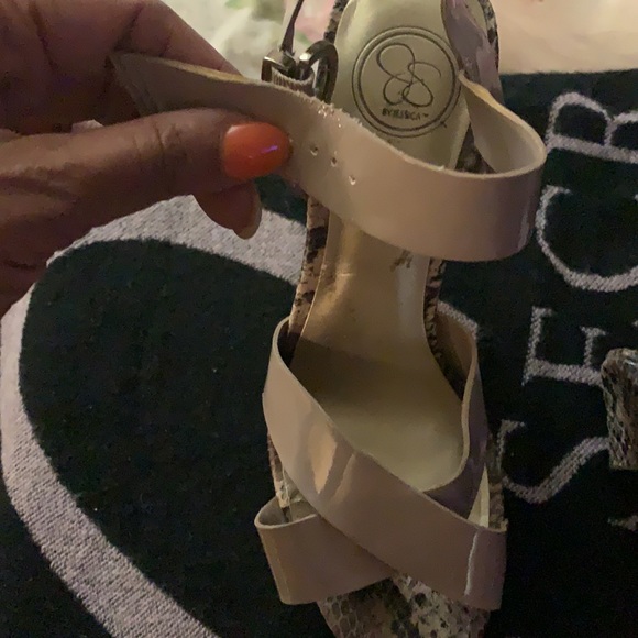 JS BY JESSICA SIMPSON SIZE 8.5 PLATFORM HERL HIGH WITH PATENT STAPS SNAKE EMBOSS - Picture 2 of 16